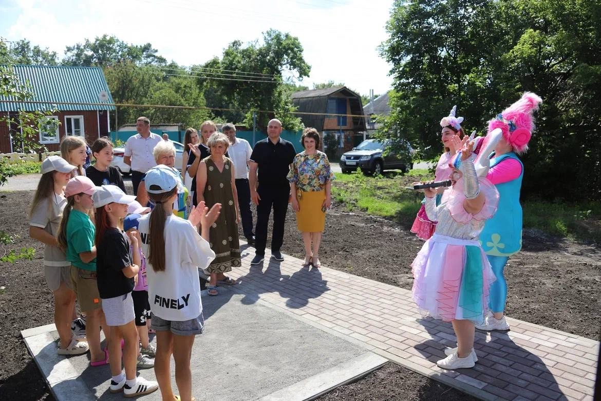 В посёлке Ракитное-1 и селе Центральное открылись две спортивно-игровые площадки.