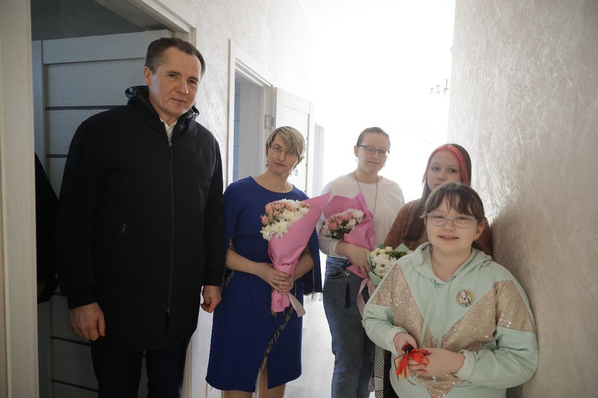 Вячеслав Гладков вручил ключи от новых домов многодетным семьям в Ракитянском районе