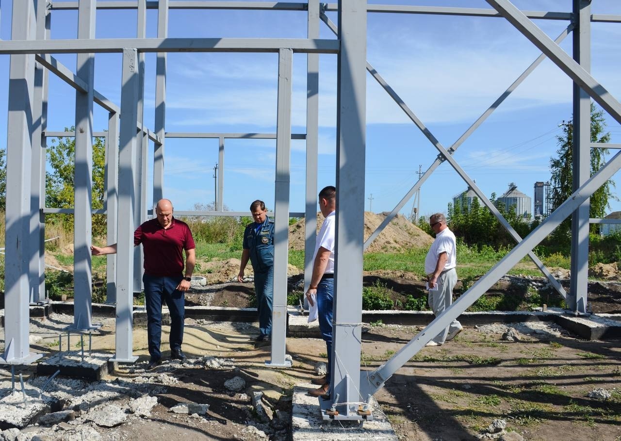 В Солдатском сельском поселении продолжается строительство пожарного депо.