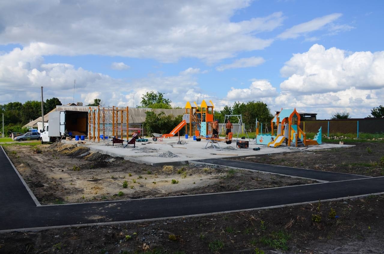 В рамках инициативного бюджетирования в сёлах Ракитянского района обустраиваются новые спортивные и детские площадки.