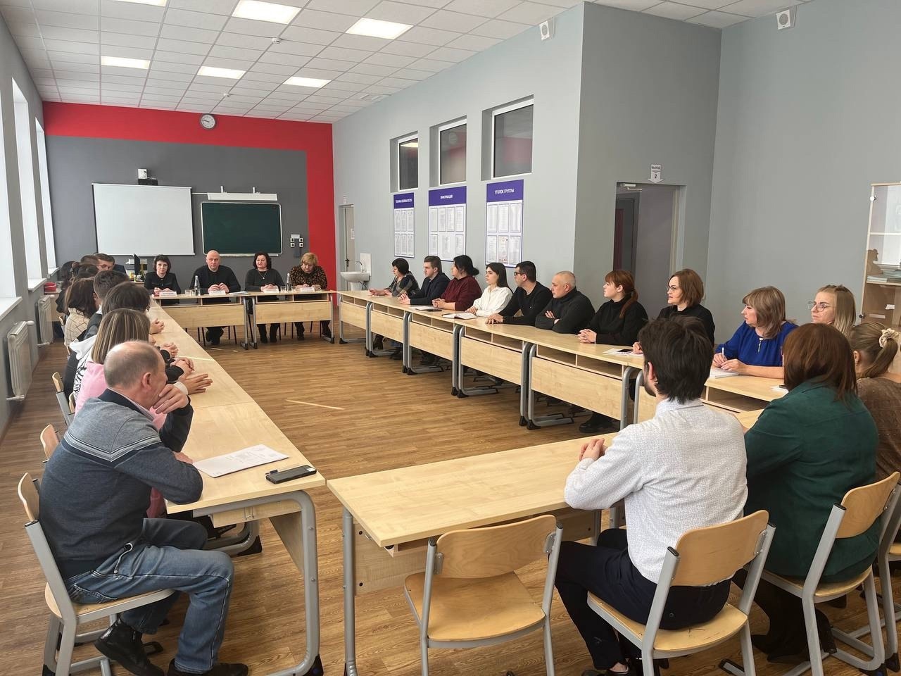 Глава администрации Ракитянского района Анатолий Климов провёл встречу в агротехнологическом техникуме.