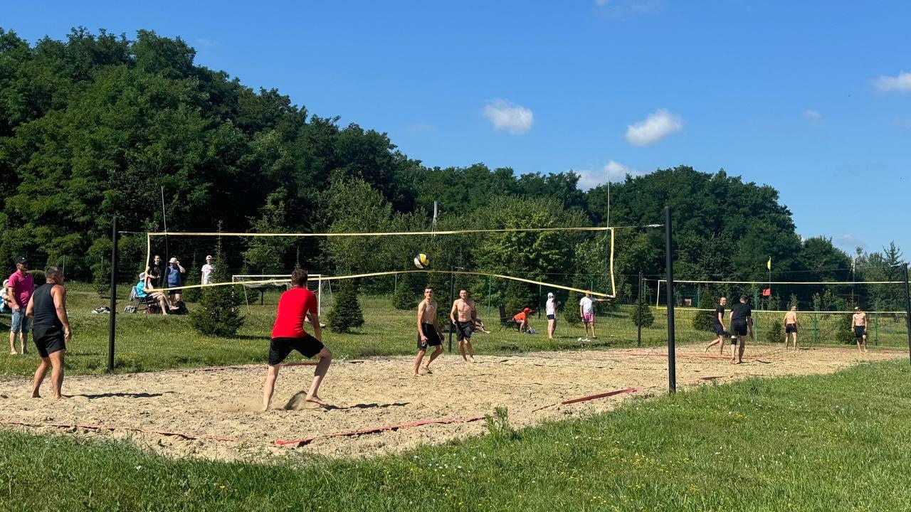 На рекреационной зоне села Солдатского стартовали отборочные игры открытого чемпионата Ракитянского района по пляжному волейболу.
