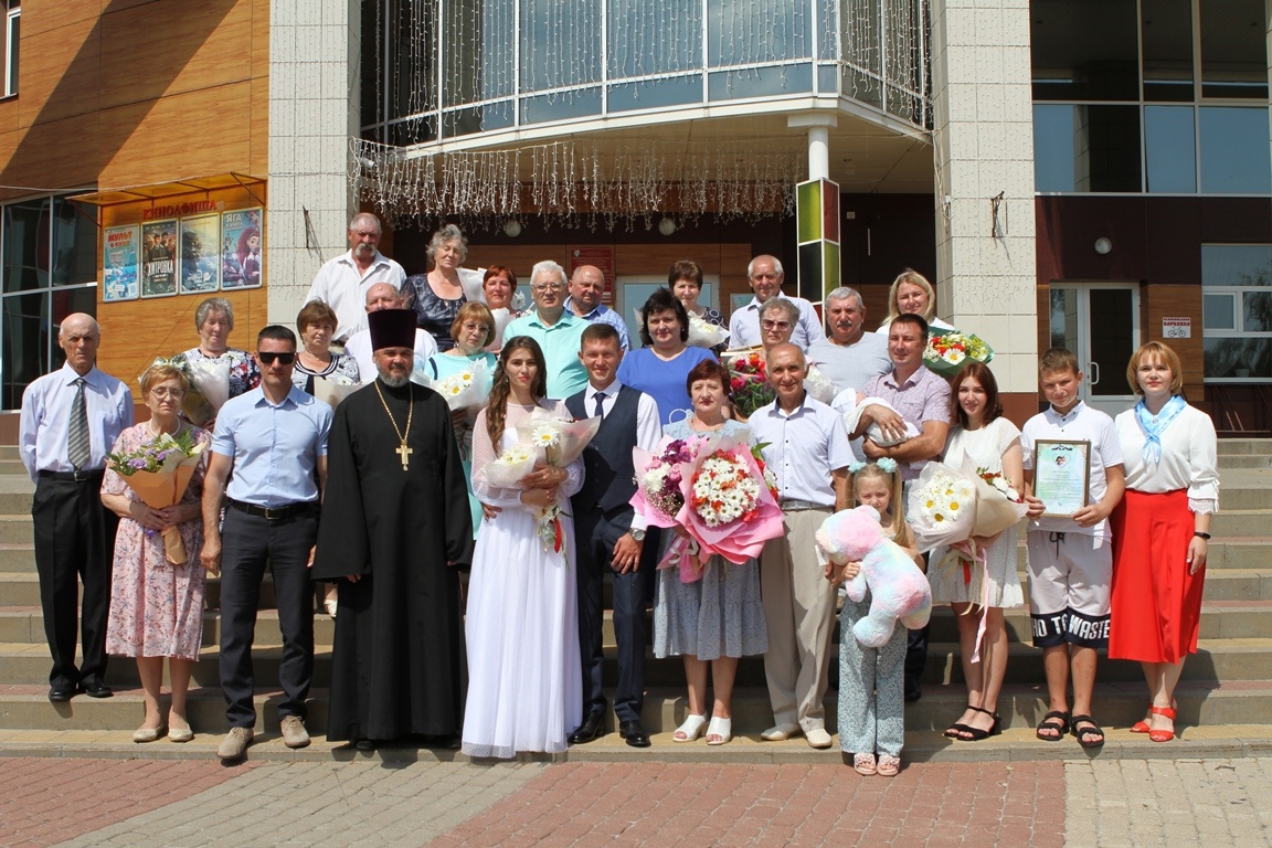 Сегодня семьи Ракитянского района принимали поздравления со Всероссийским Днём семьи, любви и верности.