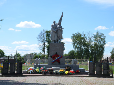 Братская могила.