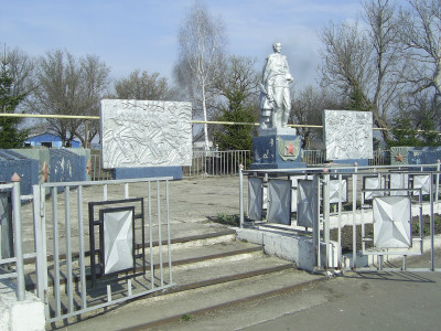 Памятник погибшим воинам-землякам