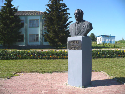 Бюст председателя колхоза &amp;quot;Красное знамя&amp;quot; Латышева П.К..