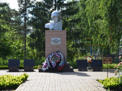 Бюст Героя Советского Союза Курбатова Василия Васильевича.