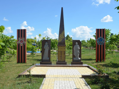 Памятник односельчанам, погибшим в годы Великой Отечественной войны и в Чеченской республике.