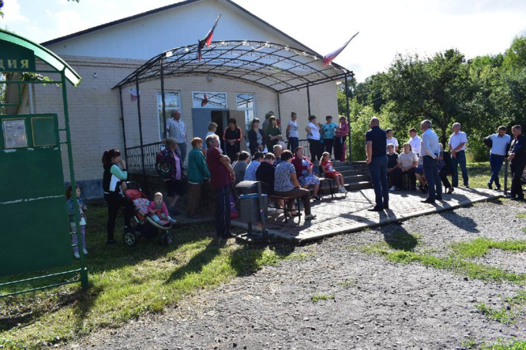 Глава администрации Ракитянского района Анатолий Викторович Климов провёл сход граждан в селе Васильевка.