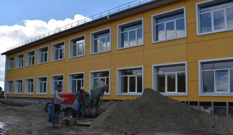 В Ракитянском районе глава администрации Анатолий Климов проверил ход капитального ремонта образовательных учреждений.