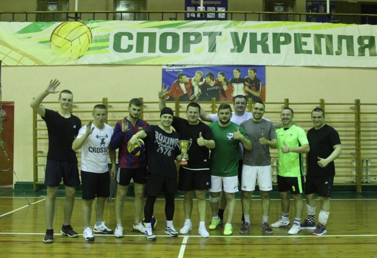 В Ракитном состоялся товарищеский матч по волейболу между местной молодёжью и муниципальными служащими.