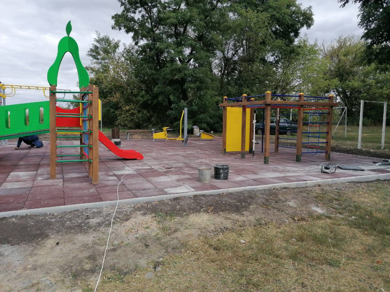 В Ракитянском районе продолжается благоустройство сквера в селе Криничное и обустройство футбольного поля на улице Садовая п. Ракитное. В Ракитянском районе продолжается благоустройство сквера в селе Криничное и обустройство футбольного поля на улице Садовая п. Ракитное.
