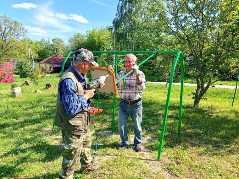 Ракитянцы заканчивают приводить в порядок детские площадки. Ракитянцы заканчивают приводить в порядок детские площадки.