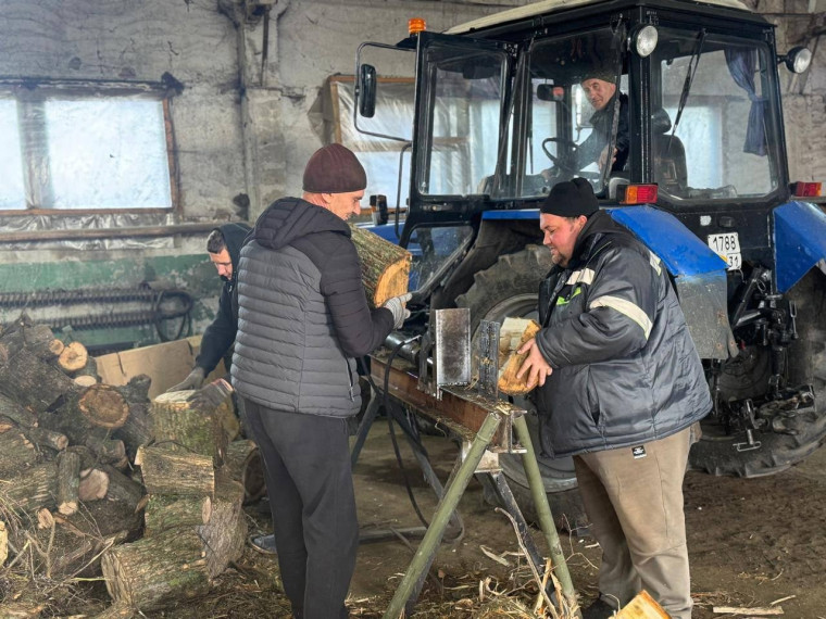 В Ракитянском округе полным ходом идёт заготовка дров на зиму.