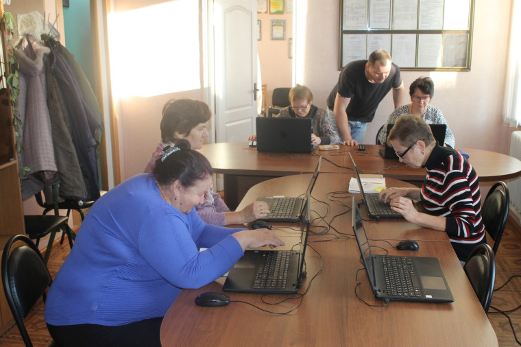 В Ракитянском районе продолжаются занятия по программе «Компьютерная азбука для пожилых».