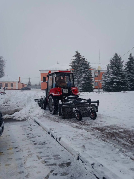 В Ракитянском районе с раннего утра ведутся работы по уборке снега.