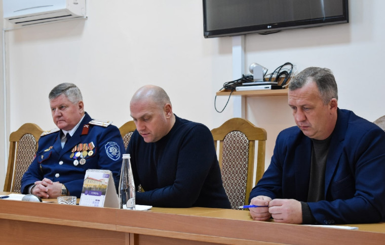 Глава муниципалитета Анатолий Климов встретился с казаками Ракитянского района.