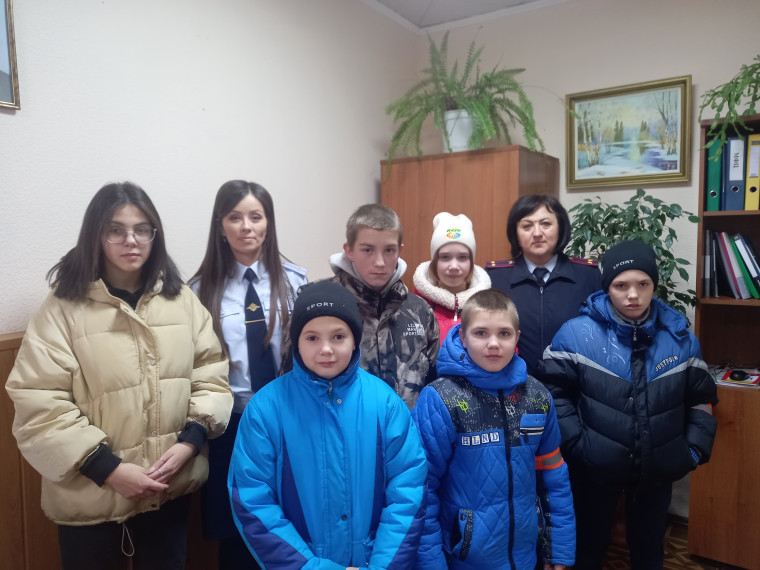 Воспитанники социально-реабилитационного центра для несовершеннолетних посетили отделение по вопросам миграции ОМВД России по Ракитянскому району. Воспитанники социально-реабилитационного центра для несовершеннолетних посетили отделение по вопросам миграции ОМВД России по Ракитянскому району.