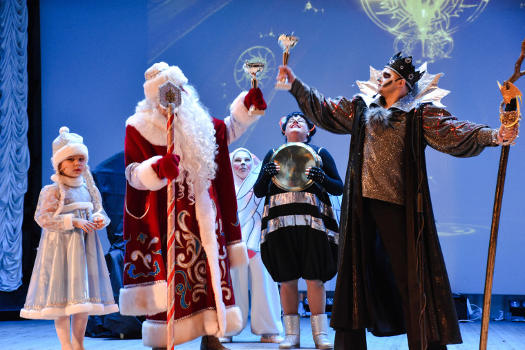 В центре культурного развития «Молодёжный» прошло новогоднее музыкально-театрализованное представление «Сказка деда Мороза» для детей с ограниченными возможностями здоровья, сирот, детей мобилизованных и участников СВО.
