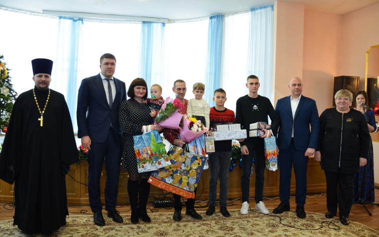 В Ракитянском районе стало доброй традицией в преддверии Нового года вручать ключи от нового жилья. В Ракитянском районе стало доброй традицией в преддверии Нового года вручать ключи от нового жилья.