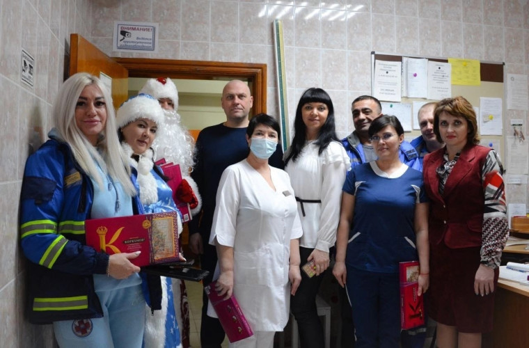 Глава муниципалитета Анатолий Климов поздравил с Новым годом работников скорой помощи. Глава муниципалитета Анатолий Климов поздравил с Новым годом работников скорой помощи.