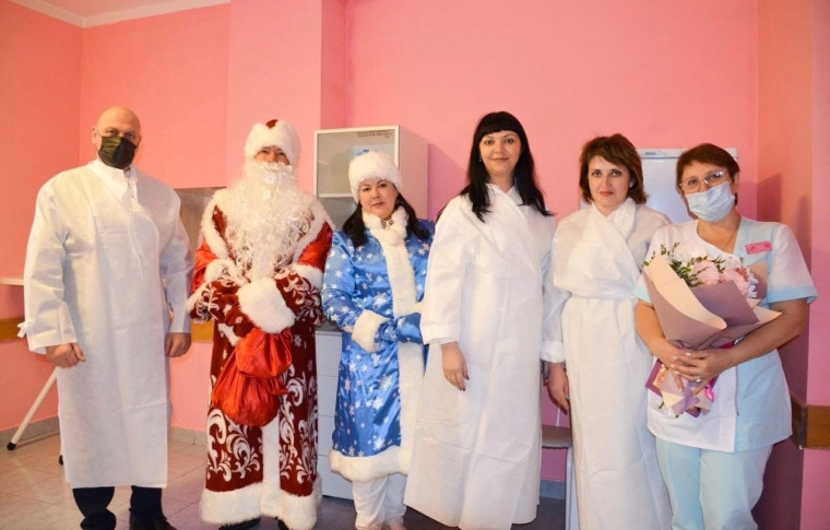 Глава администрации Ракитянского района Анатолий Климов поздравил мамочек и персонал родильного дома с Новым годом.