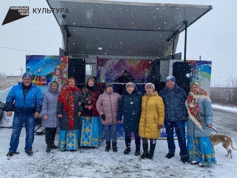 Передвижной многофункциональный автоклуб продолжает проводить выездные концертные программы в отдалённых населённых пунктах Ракитянского района.