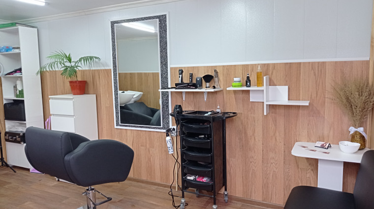 Благодаря социальному контракту жительница села Венгеровка открыла парикмахерскую.