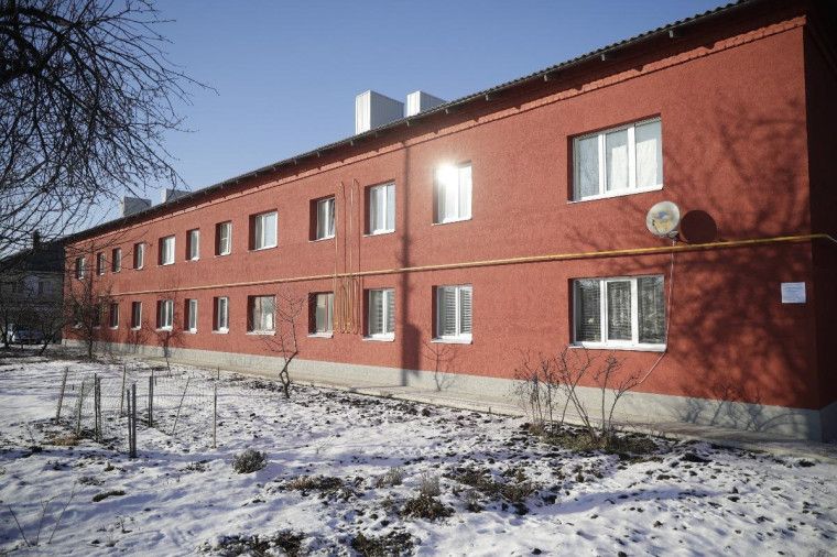 Вячеслав Гладков проверил выполненные работы по утеплению фасадов двух многоквартирных домов и капитальному ремонту бывшего общежития в Ракитянском районе.