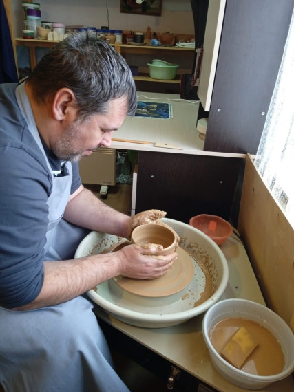 Благодаря социальному контракту житель Ракитянского района открыл гончарную мастерскую.
