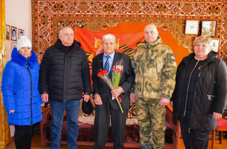 Глава администрации Ракитянского района Анатолий Климов поздравил с Днём защитника Отечества ветерана Великой Отечественной войны Александра Тарасовича Скирдина. Глава администрации Ракитянского района Анатолий Климов поздравил с Днём защитника Отечества ветерана Великой Отечественной войны Александра Тарасовича Скирдина.