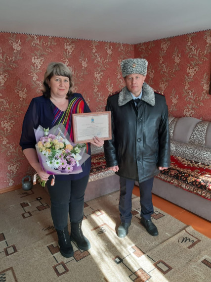 В День защитника Отечества начальник Ракитянского ОМВД поздравил маму сотрудника полиции и вручил букет цветов.