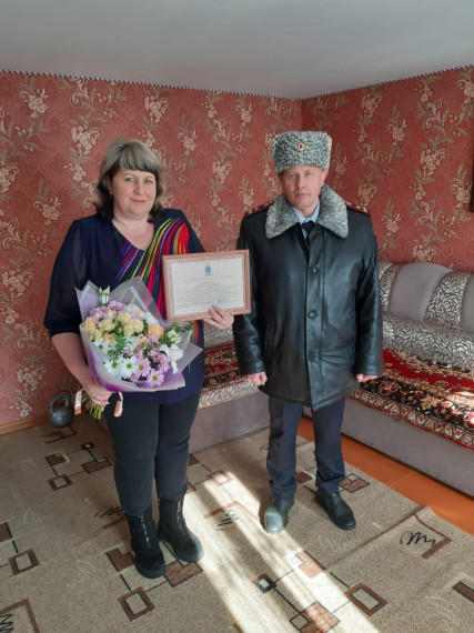 В День защитника Отечества начальник Ракитянского ОМВД поздравил маму сотрудника полиции и вручил букет цветов. В День защитника Отечества начальник Ракитянского ОМВД поздравил маму сотрудника полиции и вручил букет цветов.