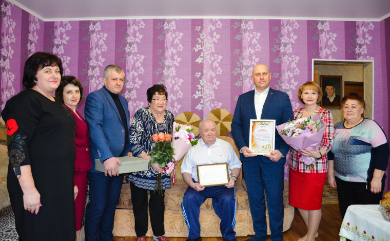 Сегодня глава администрации Ракитянского района Анатолий Климов поздравил супругов Петра и Татьяну Гиревых, которые отметили золотой ​ юбилей совместной жизни.