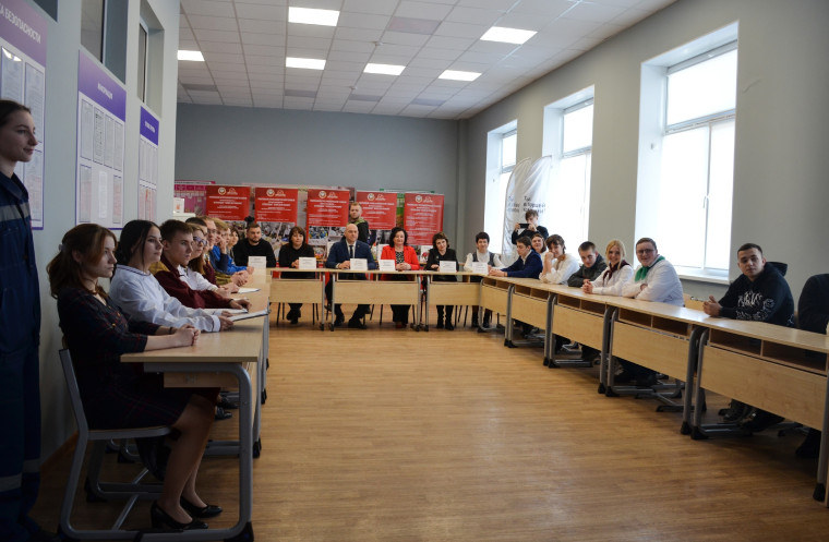 Глава администрации Ракитянского района Анатолий Климов встретился со студентами-активистами Ракитянского агротехнологического техникума.