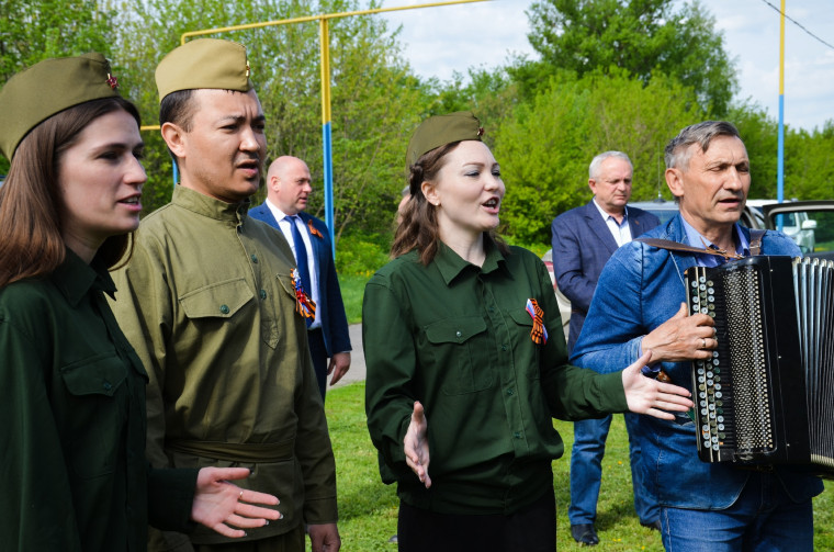 Сегодня, в преддверии Дня Победы, глава администрации Ракитянского района Анатолий Климов поздравил ветеранов Великой Отечественной войны с этим великим праздником.