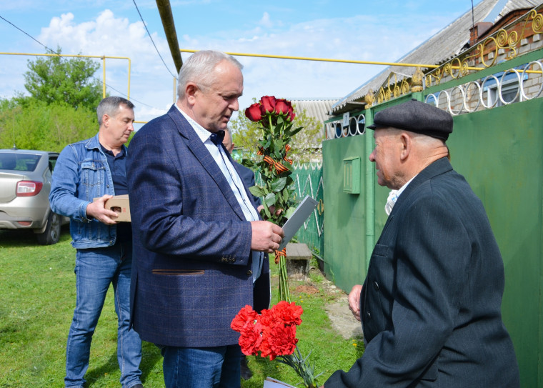 Сегодня, в преддверии Дня Победы, глава администрации Ракитянского района Анатолий Климов поздравил ветеранов Великой Отечественной войны с этим великим праздником.