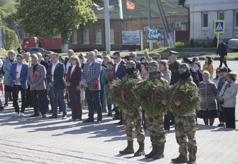 В Сквере Воинской Славы посёлка Ракитное прошла «Волна памяти», посвящённая Дню Победы в Великой Отечественной войне.