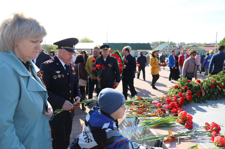 В Сквере Воинской Славы посёлка Ракитное прошла «Волна памяти», посвящённая Дню Победы в Великой Отечественной войне.