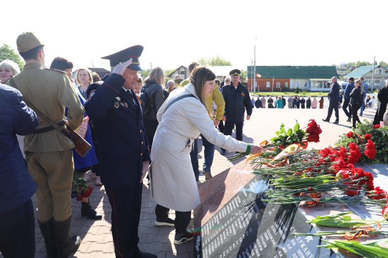 Сотрудники ОМВД России по Ракитянскому району приняли участие в возложении цветов к братской могиле в Сквере Воинской Славы.