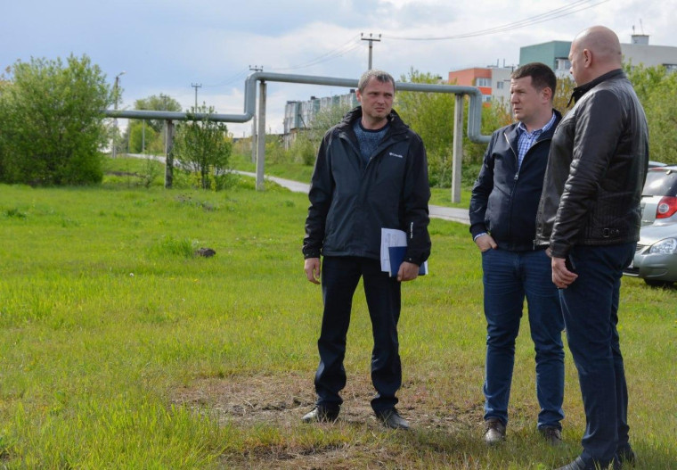 Глава администрации Ракитянского района Анатолий Климов провёл рабочее совещание по вопросу строительства тротуарной дорожки.