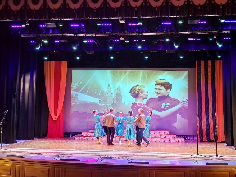 Вчера школьники и воспитанники детских садов Ракитянского района стали участниками фестиваля «Вальс Победы».