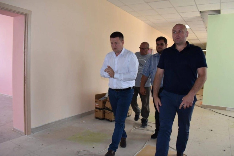 В Ракитянском районе глава администрации Анатолий Климов проверил ход капитального ремонта образовательных учреждений.