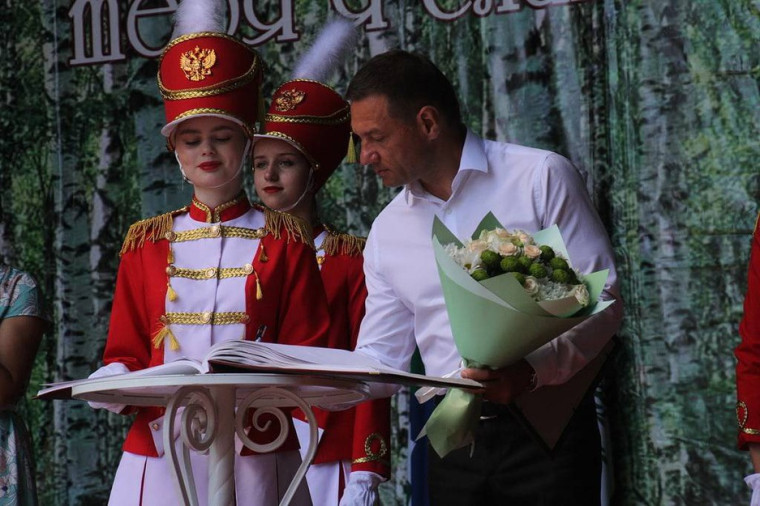 Сегодня в Юсуповском парке состоялось торжественное мероприятие, посвященное 94-ой годовщине со Дня образования Ракитянского района.