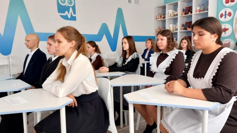 В Ракитянской средней общеобразовательной школе № 1 прошло посвящение десятиклассников в ученики медицинского класса.