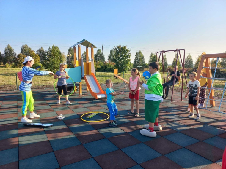 В Ракитянском районе состоялось торжественное открытие ещё двух детских спортивно-игровых площадок.