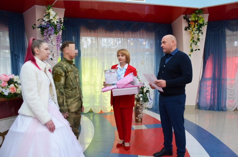 Сегодня в отделе ЗАГС администрации Ракитянского района состоялась церемония бракосочетания военнослужащего по контракту.