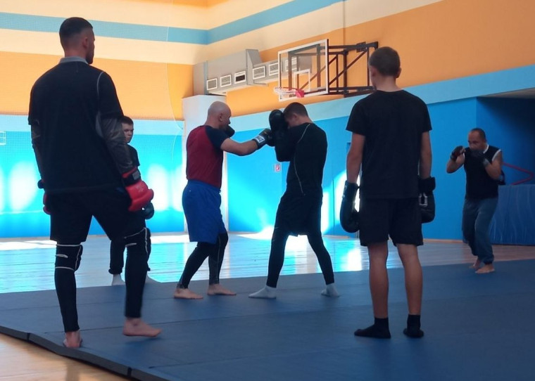 Продолжаем делиться с вами кадрами с тренировочных занятий по рукопашному бою, которые проходят в Ракитянской средней школе №2 имени Алексея Ивановича Цыбулёва.