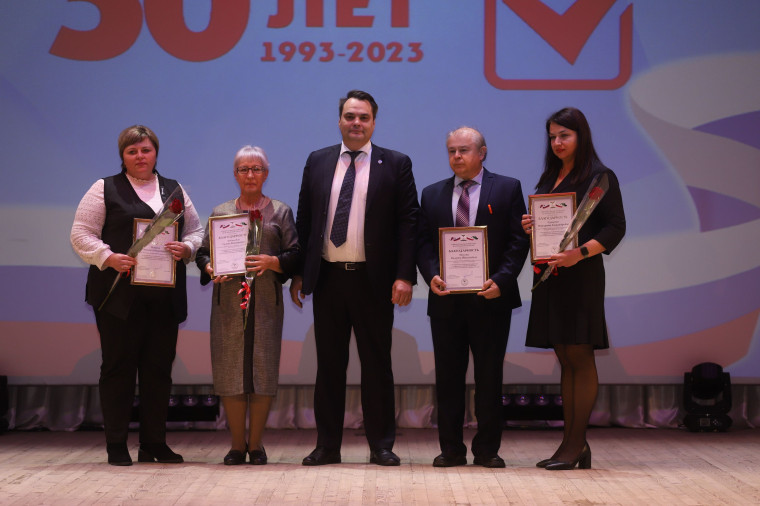 Вчера в Ракитном наградили организаторов выборов депутатов представительных органов муниципальных образований района.