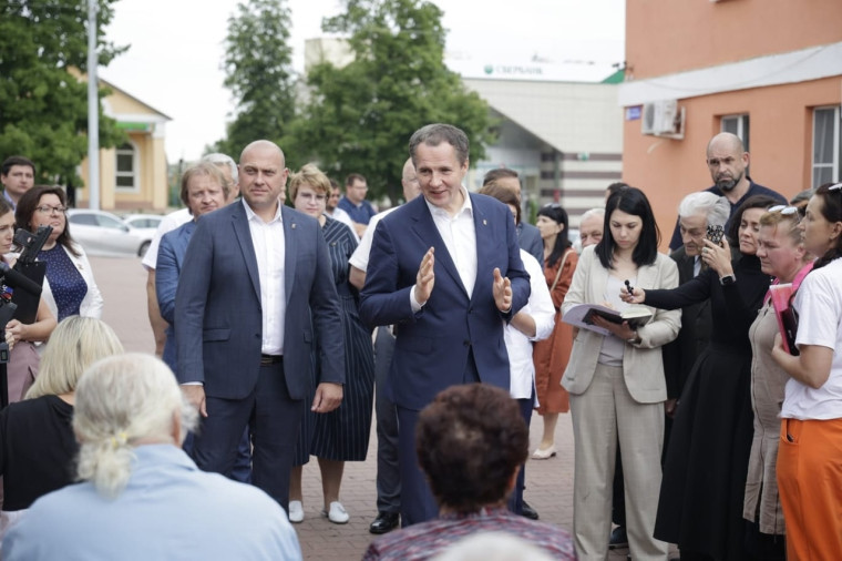 Руководитель области Вячеслав Гладков провёл личный прием и встретился с ракитянцами на сходе граждан.